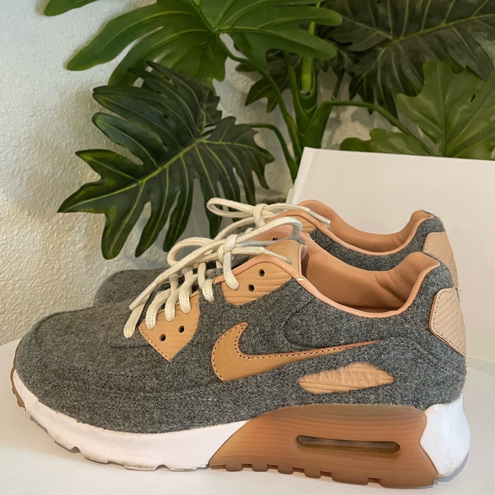 Nikes Air Max Women’s Size 7.5